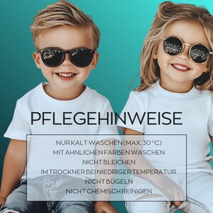 Puede incluir: Una camiseta blanca con el texto PFLEGEHINWEISE seguido de las instrucciones de cuidado: NUR KALT WASCHEN (MAX. 30&deg;C), MIT &Auml;HNLICHEN FARBEN WASCHEN, NICHT BLEICHEN, IM TROCKNER BEI NIEDRIGER TEMPERATUR, NICHT B&Uuml;GELN, NICHT CHEMISCH REINIGEN.