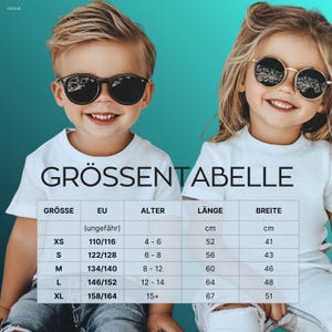 Puede incluir: Una tabla de tallas titulada GR&Ouml;SSENTABELLE con columnas para talla, UE, edad, longitud en cm y anchura en cm. La tabla enumera las tallas de la XS a la XL con las medidas correspondientes para ni&ntilde;os de 4 a 15 a&ntilde;os o m&aacute;s sobre fondo azul.