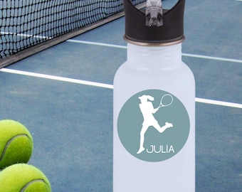 Botellas de tenis personalizadas con nombre en la cama. Edelstahl Sportflasche mit Strohhalm. Geschenk für Tennisspieler