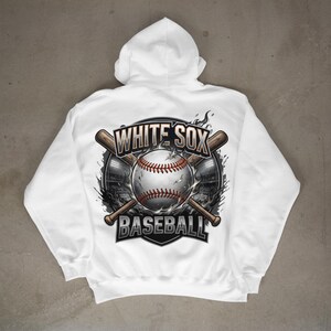 Op de afbeelding: Witte hoodie met een honkbalontwerp. De afbeelding toont een honkbal, gekruiste knuppels en de tekst "WHITE SOX BASEBALL". Het ontwerp is in grijstinten, zwart en bruin, tegen een witte achtergrond.