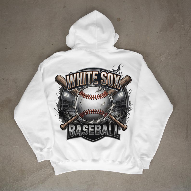 Op de afbeelding: Witte hoodie met een honkbalontwerp. De afbeelding toont een honkbal, gekruiste knuppels en de tekst "WHITE SOX BASEBALL". Het ontwerp is in grijstinten, zwart en bruin, tegen een witte achtergrond.