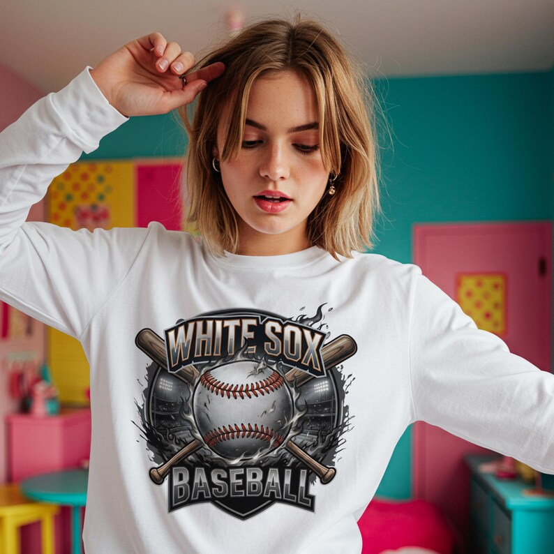 Op de afbeelding: Witte longsleeve met een honkbalontwerp. De afbeelding bevat een honkbal, gekruiste knuppels en de woorden "WHITE SOX BASEBALL" in een schild. Het ontwerp is in grijstinten, zwart en wit.