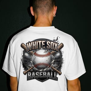 Op de afbeelding: Wit T-shirt met een honkbalafbeelding. Het ontwerp toont een honkbal, gekruiste knuppels en de woorden "WHITE SOX BASEBALL". De afbeelding is in grijstinten, zwart en rood. Achteraanzicht van het T-shirt.