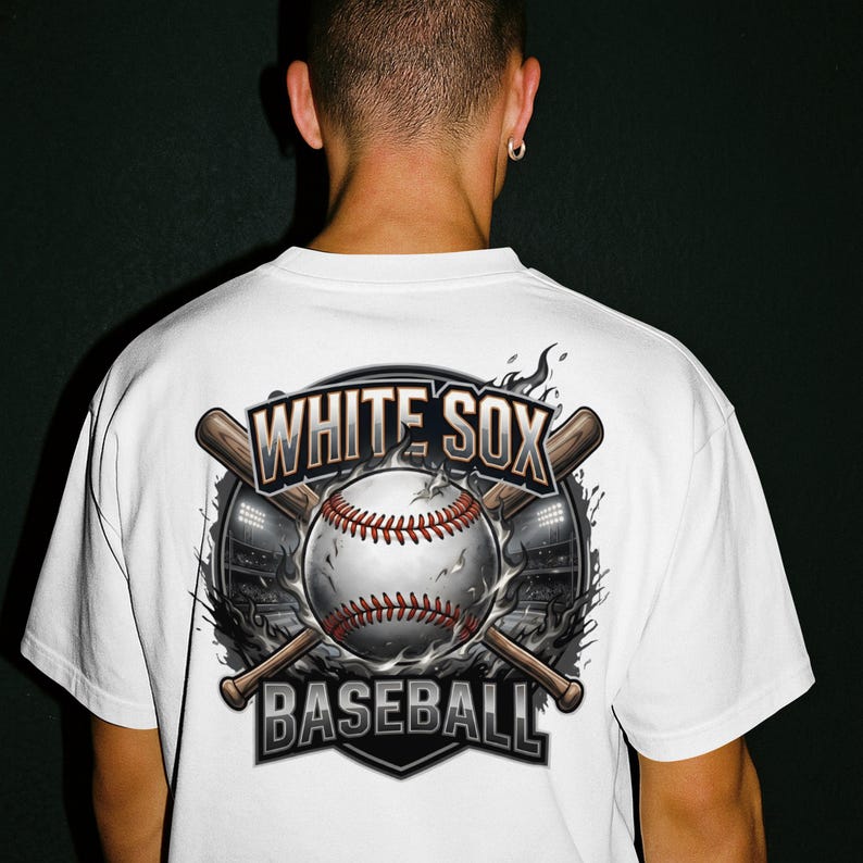 Op de afbeelding: Wit T-shirt met een honkbalafbeelding. Het ontwerp toont een honkbal, gekruiste knuppels en de woorden "WHITE SOX BASEBALL". De afbeelding is in grijstinten, zwart en rood. Achteraanzicht van het T-shirt.