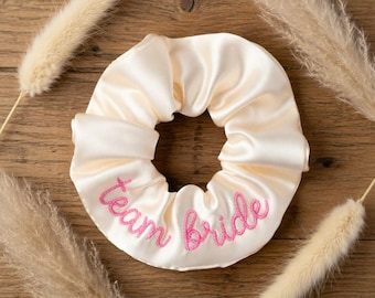 Chouchou en satin personnalisé  brodé à la main en satin