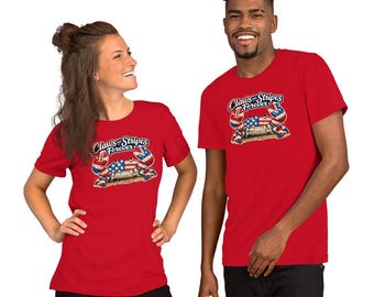 Caranguejo Patriótico - Garras e Listras para Sempre - Design de Crochê Falso - Camiseta Unissex Macia - 4 de Julho, Dia da Memória, Celebração Patriótica
