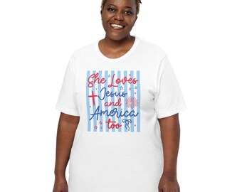 Ela Ama Jesus e a América - Camiseta Macia - Patriótica - Presente