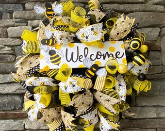 BEE-UTIFUL WELCOME Wreath