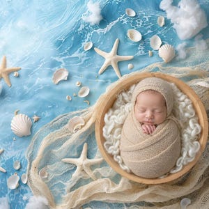 Könnte beinhalten: Ein neugeborenes Baby, eingewickelt in eine beige Decke und Mütze, liegt in einer Holzschale. Die Szene zeigt ein Strandthema mit Seesternen, Muscheln und Netz auf blauem Hintergrund. Flauschige weiße Wolken sind um die Szene verstreut.