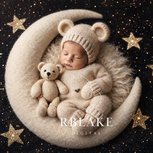 Könnte beinhalten: Ein schlafendes Baby in einem beigefarbenen Bären-Outfit und -Hut, das auf einer mondförmigen Requisite liegt. Ein kleiner Teddybär liegt neben dem Baby. Der Hintergrund ist ein dunkler Sternenhimmel mit glitzernden Sternen.