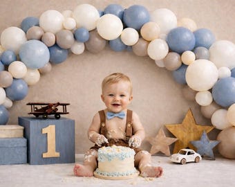 Arco di palloncini blu, sfondo per servizio fotografico "cake smash", orsetto di peluche per il primo compleanno, accessorio neutro per il primo compleanno di un bambino, aereo vintage beige e marrone