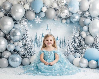 Sfondo digitale composito con castello di ghiaccio, paesaggio invernale incantato, arco di palloncini blu e argento, festa a tema castello delle principesse delle nevi, servizio fotografico "cake smash".