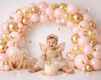 Sfondo digitale con arco di palloncini rosa cipria e oro, sfondo per cake smash con farfalle, sfondo per il primo compleanno di una bambina, accessorio fotografico con scritta "One", festa