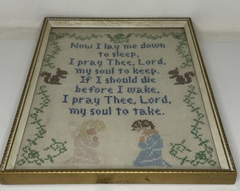 Muestra de oración de punto de cruz vintage "Ahora me acuesto a dormir" enmarcada.