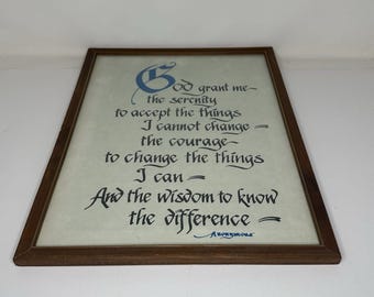 Cuadro decorativo vintage con la oración de la serenidad y la cita "Dios, concédeme serenidad" en caligrafía.