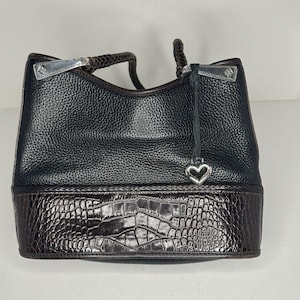 Bolso de hombro Brighton Gina de piel negra y marrón con dije de corazón con relieve de cocodrilo imagen 1