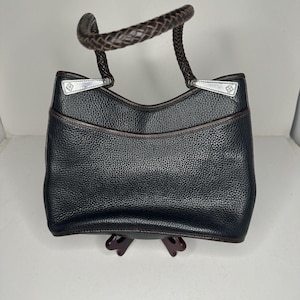 Bolso de hombro Brighton Gina de piel negra y marrón con dije de corazón con relieve de cocodrilo imagen 3