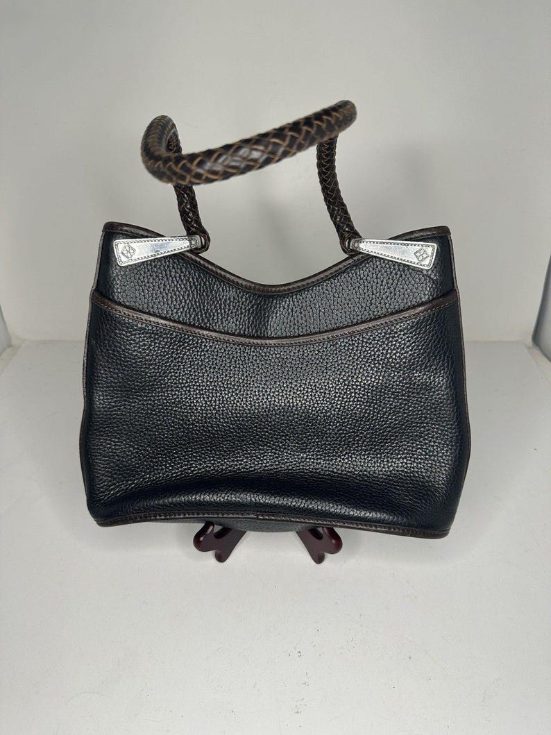 Bolso de hombro Brighton Gina de piel negra y marrón con dije de corazón con relieve de cocodrilo imagen 3