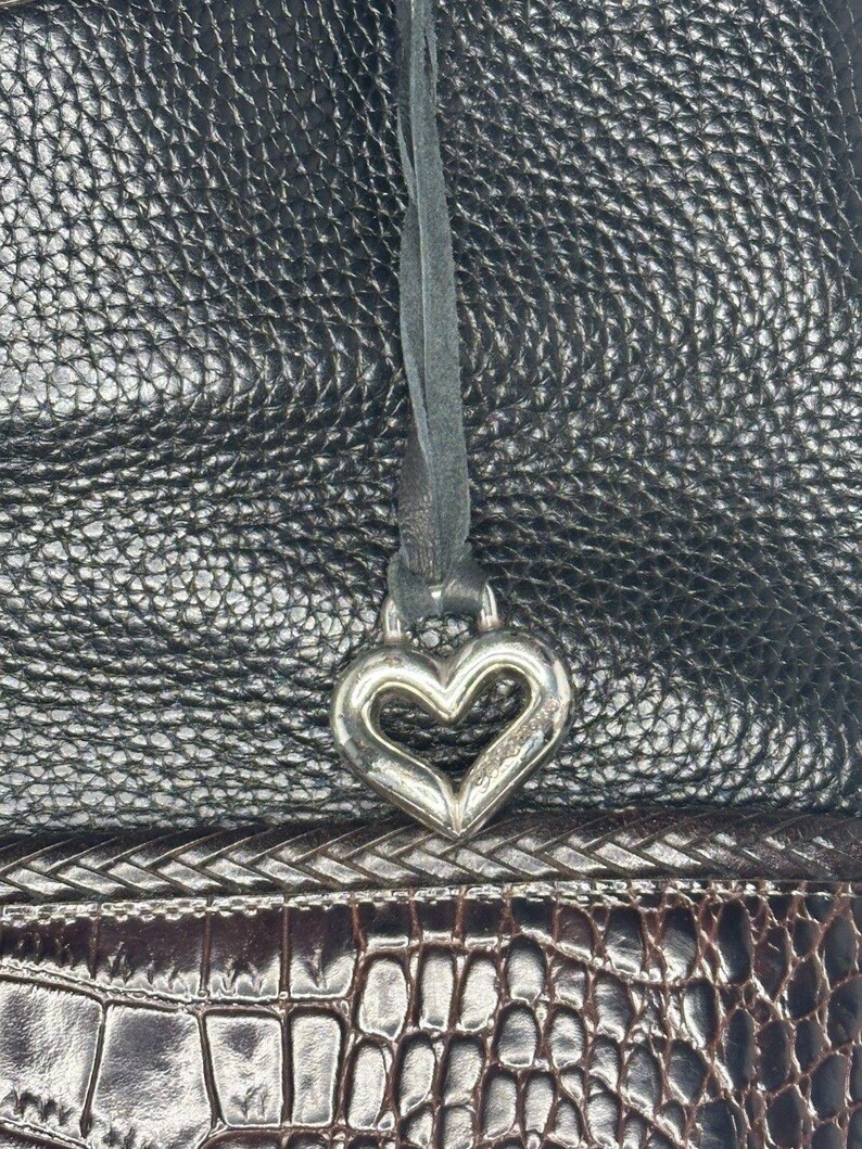 Bolso de hombro Brighton Gina de piel negra y marrón con dije de corazón con relieve de cocodrilo imagen 2