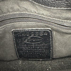 Bolso de hombro Brighton Gina de piel negra y marrón con dije de corazón con relieve de cocodrilo imagen 4