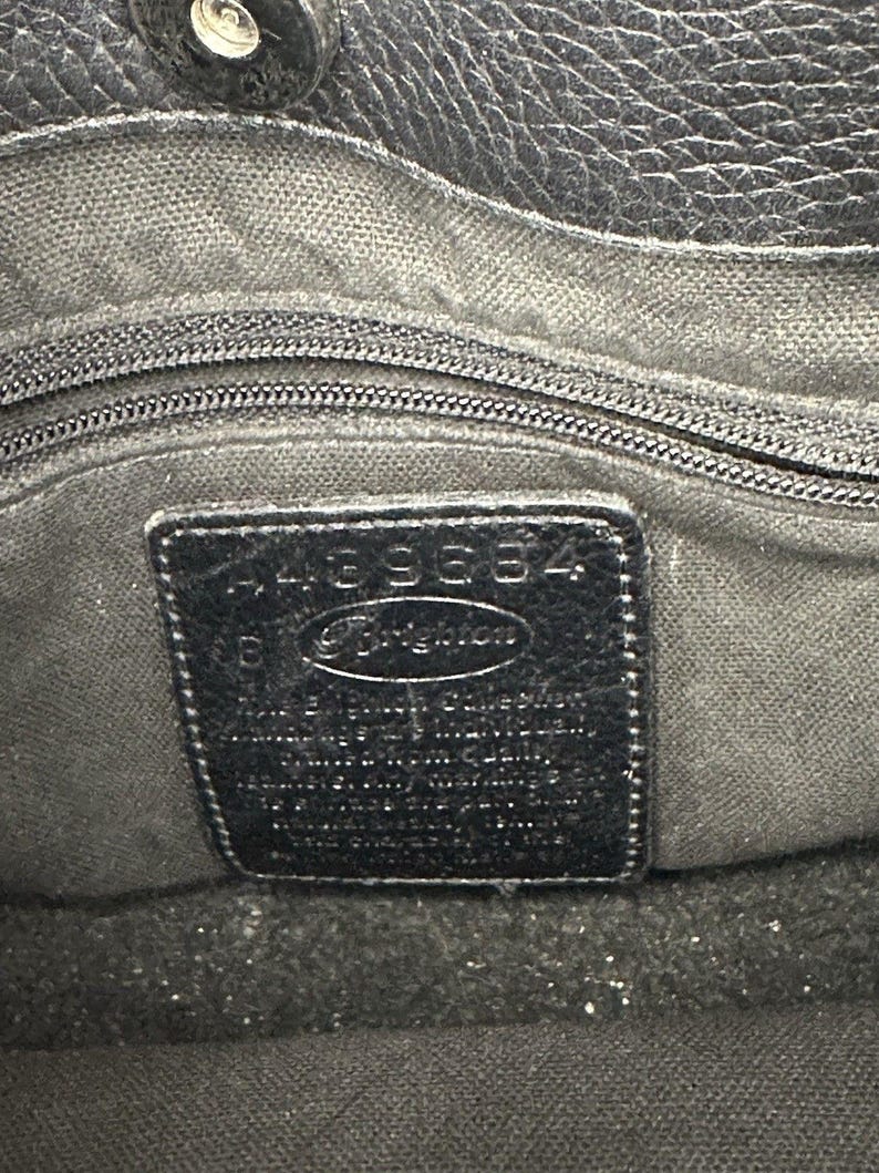 Bolso de hombro Brighton Gina de piel negra y marrón con dije de corazón con relieve de cocodrilo imagen 4