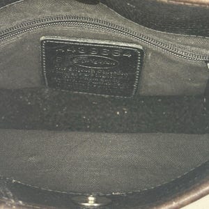 Bolso de hombro Brighton Gina de piel negra y marrón con dije de corazón con relieve de cocodrilo imagen 5