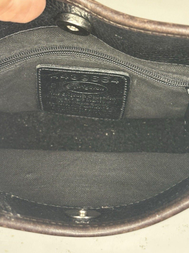 Bolso de hombro Brighton Gina de piel negra y marrón con dije de corazón con relieve de cocodrilo imagen 5