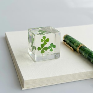 Puede incluir: Un juego de tres tazas de cerámica con un acabado mate moteado. Las tazas son de color crema, gris claro y gris oscuro. Cada taza tiene un diseño simple y minimalista y un asa redondeada.