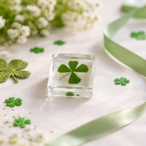 Puede incluir: Un letrero de madera rústico con el texto "Welcome to our home" en un estilo manuscrito. El letrero es rectangular, con un acabado envejecido y un diseño sencillo y acogedor. Adecuado para uso en interiores o exteriores.