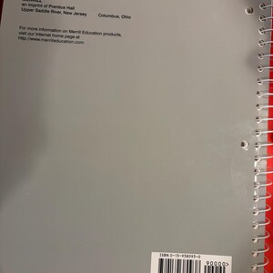 Pu&ograve; includere: Una copertina posteriore di un libro di testo grigio con rilegatura a spirale che presenta il logo Merrill, l'impronta Prentice Hall e dettagli sulla posizione. Include il sito web http://www.merrilleducation.com e un codice a barre con ISBN 0-13-938093-0.