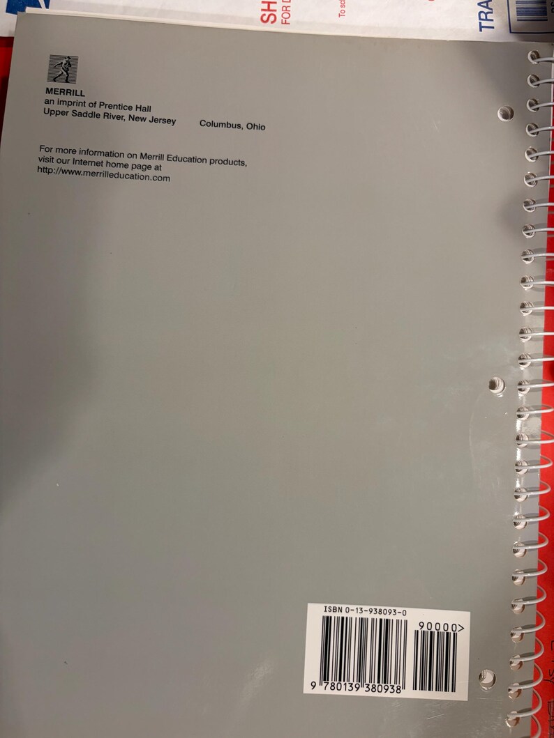 Pu&ograve; includere: Una copertina posteriore di un libro di testo grigio con rilegatura a spirale che presenta il logo Merrill, l'impronta Prentice Hall e dettagli sulla posizione. Include il sito web http://www.merrilleducation.com e un codice a barre con ISBN 0-13-938093-0.