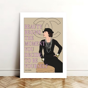 Peut inclure: Une affiche encadrée avec une femme en robe noire et chapeau, et le texte "BEAUTY BEGINS THE MOMENT YOU DECIDE TO BE YOURSELF" en violet. Le fond présente un logo beige.