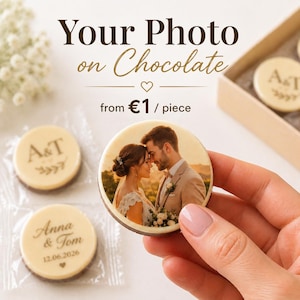 Può includere: Cioccolatini rotondi con una base di cioccolato fondente e una parte superiore bianca. Un cioccolatino presenta la foto di una coppia, mentre altri hanno iniziali e una data. Il testo "Your Photo on Chocolate" è in alto.
