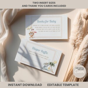 Könnte beinhalten: Zwei Babyparty-Einladungskarten mit den Texten "Books for Baby" und "Diaper Raffle". Die Karten haben einen hellblau-weiß gestreiften Hintergrund mit Illustrationen von Tieren und tropischen Elementen. Der Text "Zwei Einsatzgrößen und Dankeskarten enthalten" steht oben.