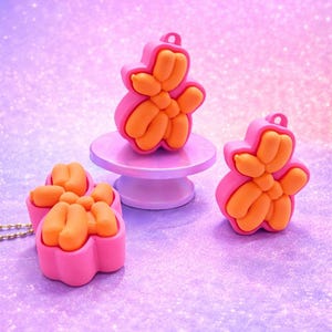 Llavero con forma de perro globo y clicker – Juguete antiestrés Kawaii – Rosa y naranja