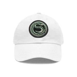 Gorra estilo "dad hat" con parche de serpiente enroscada | Gorra con parche de cuero