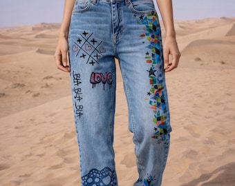 Jean Street Art, pieza única pintada a mano por la diseñadora Emilie ZYK Graffiti. Personalizable.