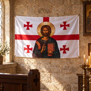 Peut inclure: Un drapeau rectangulaire en tissu arborant le motif national de la Géorgie, composé d'un champ blanc avec une grande croix rouge et quatre petites croix de Bolnisi rouges dans chaque quadrant. Une icône religieuse de Jésus est centrée.