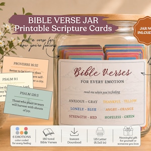 Puede incluir: Un frasco de vidrio lleno de tarjetas coloridas etiquetado como Bible Verse Jar Printable Scripture Cards. La etiqueta dice Bible Verses For Every Emotion, enumerando colores para sentimientos como Anxious-Gray, Lonely-Blue y Thankful-Yellow. Incluye 180 versículos.