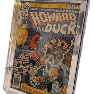 Könnte beinhalten: Ein bewertetes Comic-Buch "Howard the Duck #4" von Marvel Comics, Juli 1976. Das Cover zeigt eine farbenfrohe Illustration von Howard the Duck in einer dynamischen Szene, mit dem Titeltext prominent dargestellt.