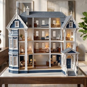 Può includere: Una casa delle bambole in stile vittoriano a più piani con tetto a tegole blu, finiture bianche e una sezione a bovindo. La struttura aperta rivela diverse stanze arredate su quattro livelli, tra cui camere da letto, zone giorno e un portico.