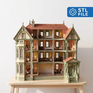 Puede incluir: Una casa de mu&ntilde;ecas de varios pisos con techo de tejas rojas, molduras verde salvia y revestimiento color crema. La estructura cuenta con varias habitaciones amuebladas, ventanas y un porche con escaleras. Icono azul con STL FILE.
