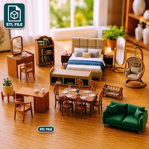 Może przedstawiać: Zestaw miniaturowych drewnianych mebli, w tym łóżko, biurko, stół jadalny i sofa. Zestaw przedstawia sypialnię, jadalnię i salon. Meble są brązowe, z zieloną sofą i biało-niebieską narzutą. Obraz zawiera tekst "STL FILE".