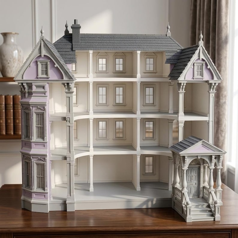 Puede incluir: Una casa de mu&ntilde;ecas de varios pisos con techo de tejas grises, detalles exteriores en color violeta claro y molduras blancas. La estructura tiene un dise&ntilde;o de frente abierto con m&uacute;ltiples habitaciones, numerosas ventanas y un porche con escaleras.