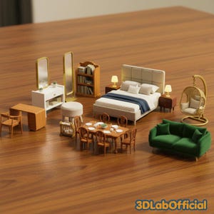 Può includere: Set di mobili in miniatura tra cui un letto, un divano, un tavolo da pranzo, una scrivania e specchi. Il letto ha una testiera bianca e una coperta blu. Il divano verde ha due cuscini. Il tavolo è apparecchiato con piatti e sedie.