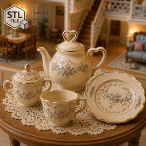 Puede incluir: Un juego de té en miniatura a escala 1:12 que incluye una tetera con tapa en forma de corazón, un azucarero, una taza y un plato. Cada pieza de color crema está decorada con motivos florales en relieve de rosas rosas y hojas azules.