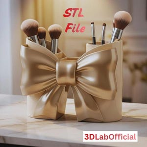 Peut inclure: Un porte-pinceaux beige en forme de nœud, rempli de divers pinceaux de maquillage. Le texte "STL File" est en rouge en haut et "3DLabOfficial" en bas. Le support est sur une surface en marbre.
