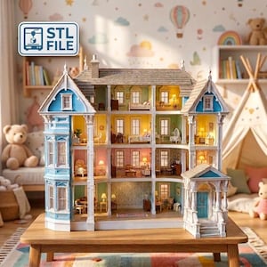 Puede incluir: Una casa de mu&ntilde;ecas de varios pisos con fachada exterior azul, techo de tejas y un porche delantero con escaleras. El interior est&aacute; dividido en varias habitaciones con muebles en miniatura, patrones en las paredes y l&aacute;mparas. Incluye una etiqueta STL FILE.