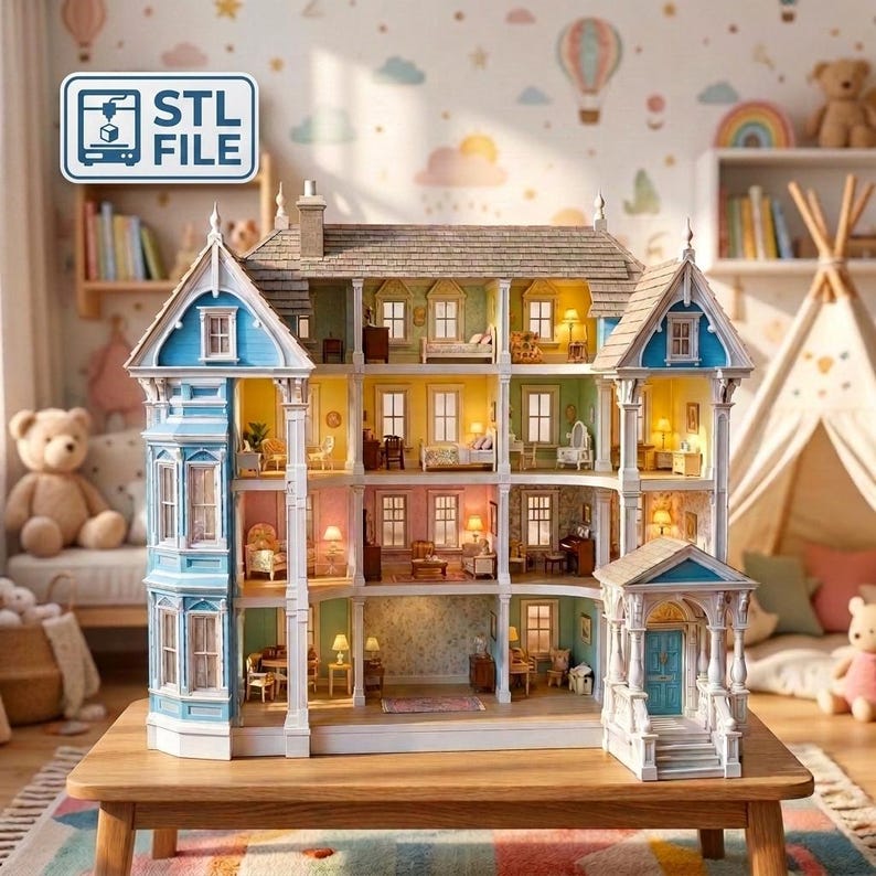 Puede incluir: Una casa de mu&ntilde;ecas de varios pisos con fachada exterior azul, techo de tejas y un porche delantero con escaleras. El interior est&aacute; dividido en varias habitaciones con muebles en miniatura, patrones en las paredes y l&aacute;mparas. Incluye una etiqueta STL FILE.