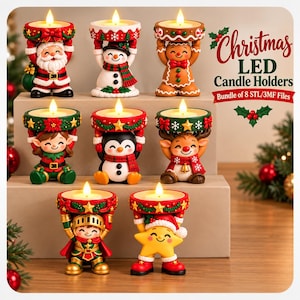 Op de afbeelding: Acht kerst LED-kaarsenhouders met feestelijke figuren zoals de kerstman, een sneeuwman, een peperkoekmannetje, een elf, een pinguïn, een rendier, een ridder en een ster. Elk figuur houdt een platform vast met een brandende LED-kaars.